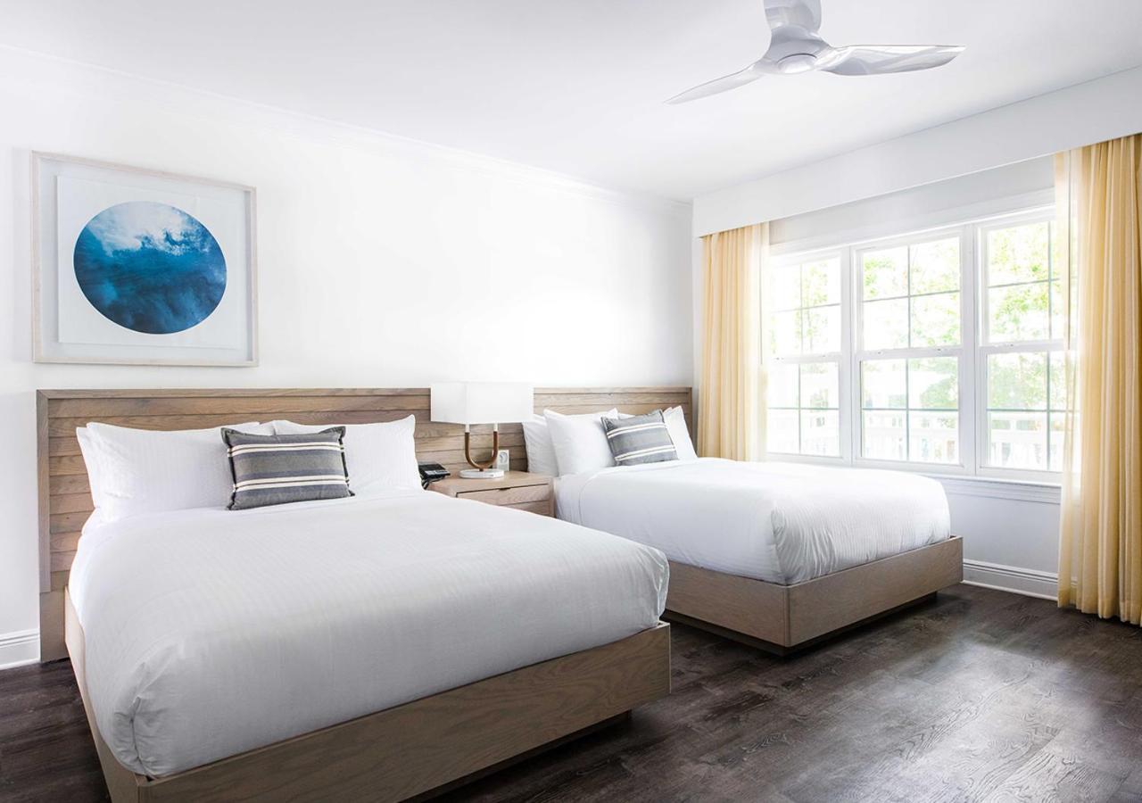 Kamer met 2 Queensize Bedden en Gedeeltelijk Uitzicht over het Water